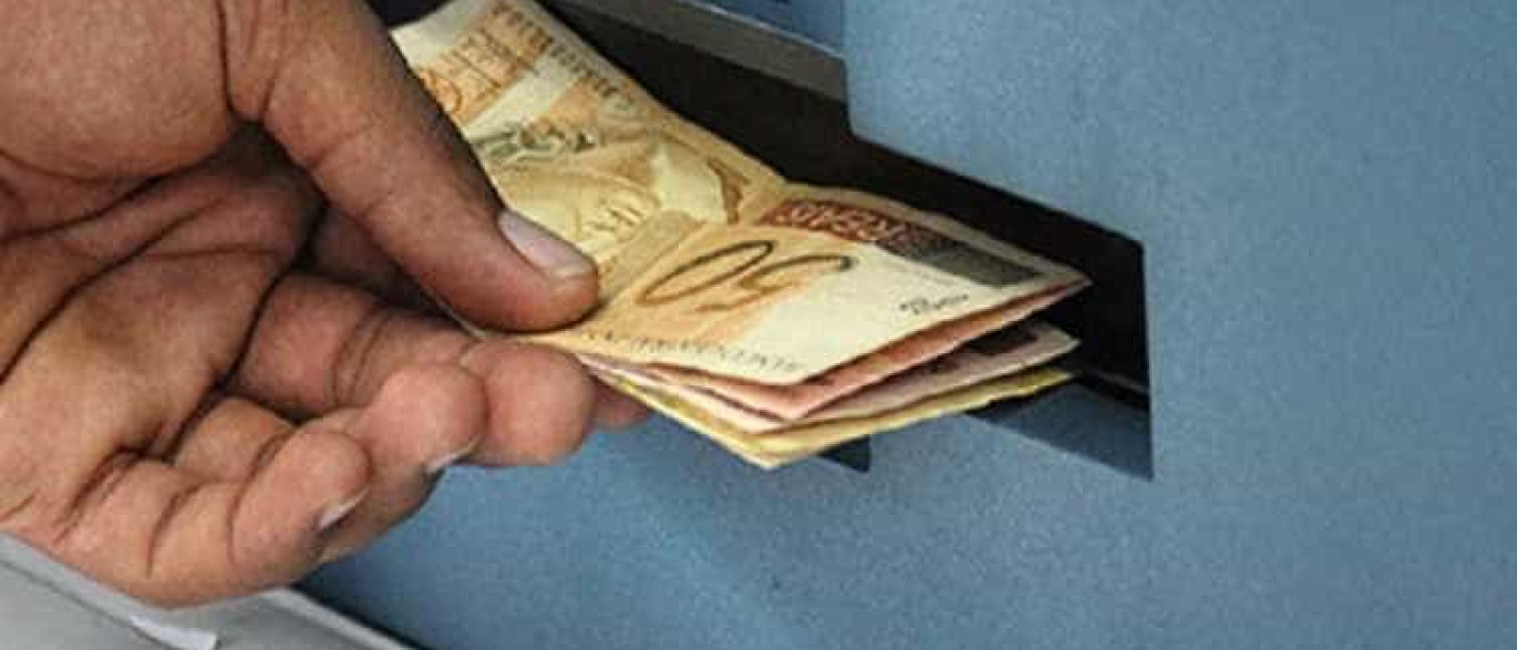 Resultado de imagem para Saques da poupança superam depósitos em R$ 40,7 bilhões em 2016