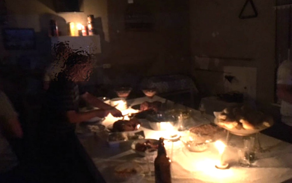 Advogado faz aniversÃ¡rio Ã  luz de velas na BA apÃ³s queda de luz e processa companhia por danos morais (Foto: Lay Amorim/Achei Sudoeste)