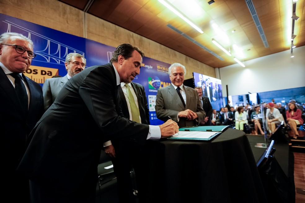 Ao lado de Temer, Gilberto Occhi assinou a ordem para a publicação do edital do Mais Médicos â?? Foto: Cesar Itiberê/PR