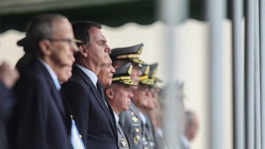 O presidente Jair Bolsonaro (sem partido) entre militares; benefício salarial para categoria gera divergência entre ministérios - Equipe de transição/Rafael Carvalho