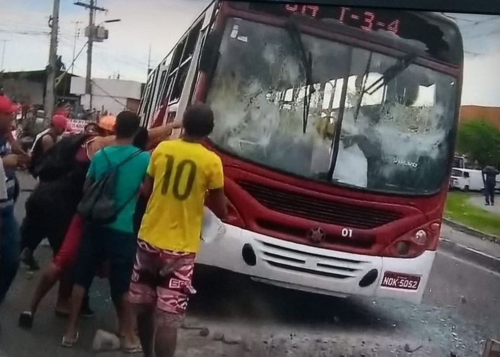 População tentou virar um ônibus na Zona Leste de Manaus (Foto: Reprodução/Rede Amazônica)
