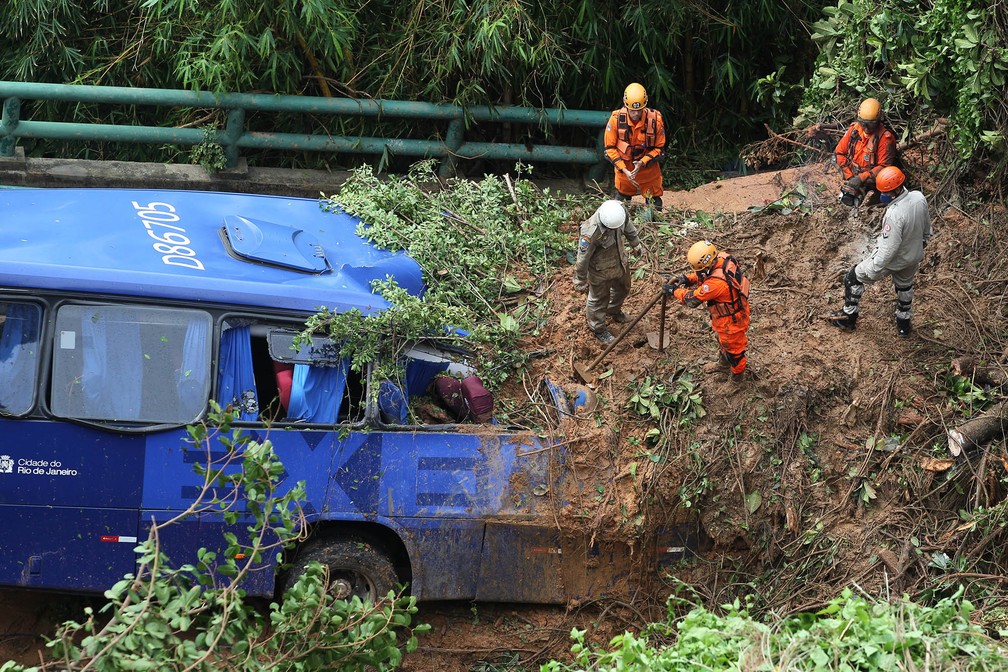 Bombeiros trabalham em busca de desaparecido em ônibus que foi atingido pela queda de uma barreira na Avenida Niemeyer, próximo ao Vidigal, na zona sul do Rio de Janeiro â?? Foto: Wilton Junior/Estadão Conteúdo
