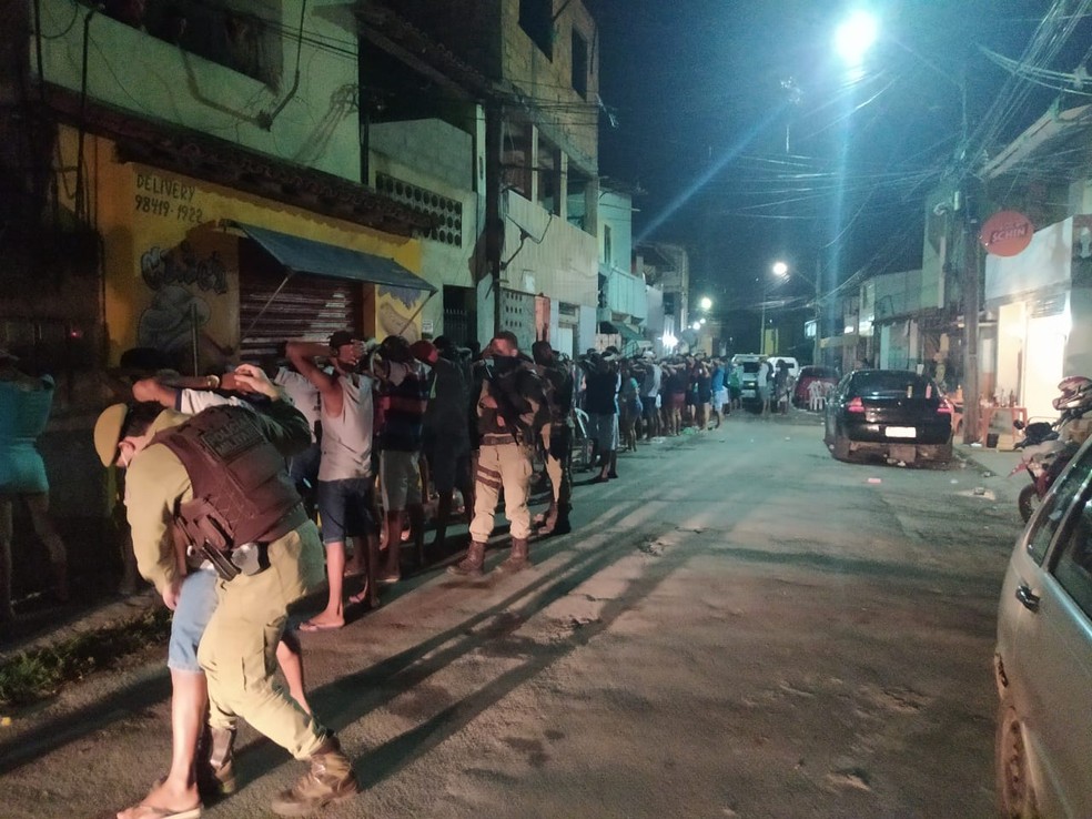 Festa 'paredão' com cerca de 300 pessoas é encerrada pela polícia na região metropolitana de Salvador | Bahia | G1