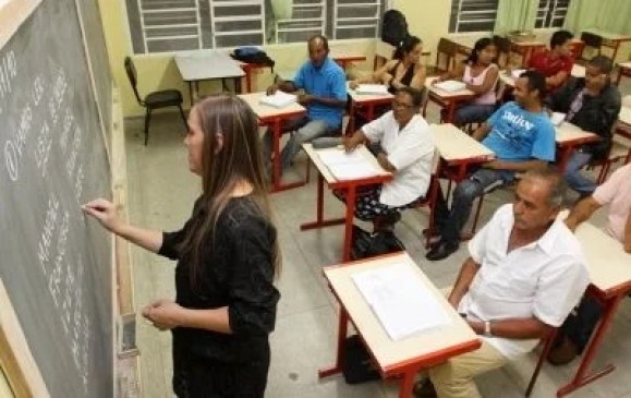 Resultado de imagem para MatrÃ­culas para EducaÃ§Ã£o de Jovens e Adultos seguem abertas em Salvador Detalhes