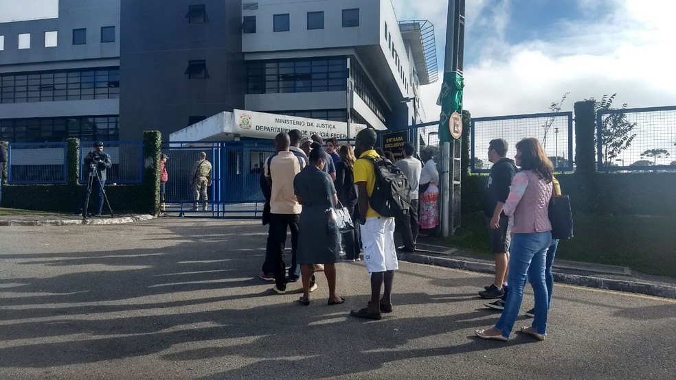 Pessoas que tÃªm agendamento na PF estÃ£o entrando de 10 em 10 minutos (Foto: Dulcineia Novaes/RPC)