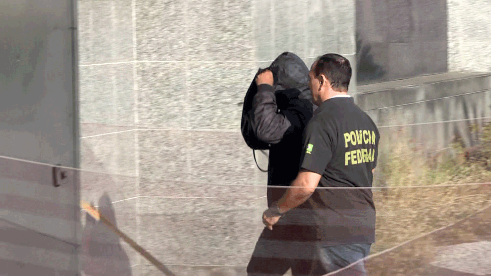 Homem Ã© preso por policial federal durante operaÃ§Ã£o de combate ao trÃ¡fico em Cumbica â?? Foto: Leandro Matozo/GloboNews