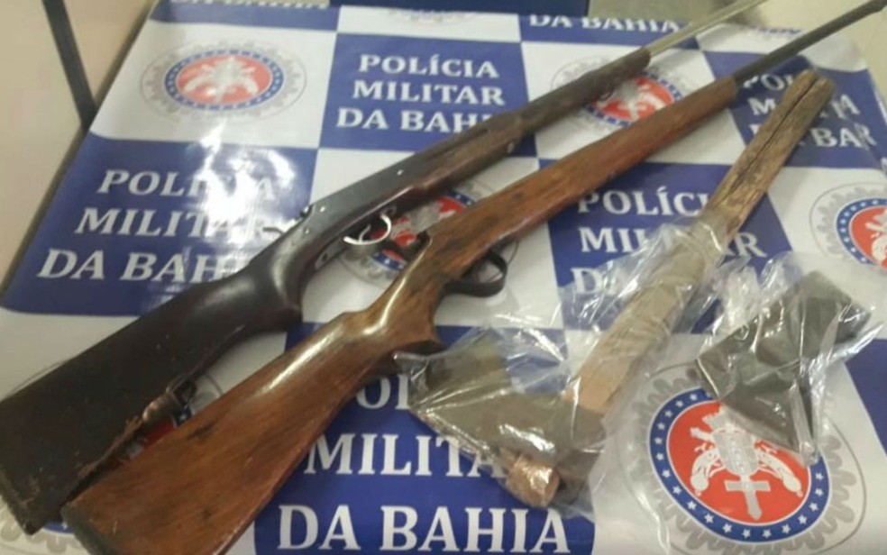 Machado utilizado no crime foi preso na casa dos suspeitos; espingardas usadas para ameaÃ§ar mulher tambÃ©m estavam na residÃªncia (Foto: DivulgaÃ§Ã£o/PolÃ­cia Civil)