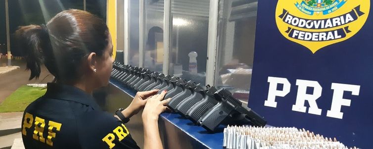 As armas e as munições estavam em um carro de passeio que trafegava pela BR-277, no Paraná