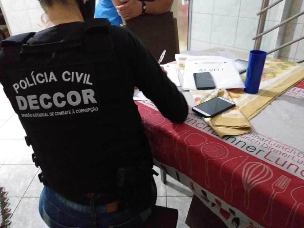 Policiais fazem buscas na manhã desta quarta-feira (2), em Cascavel — Foto: Polícia Civil/Divulgação