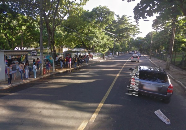 Ponto de ônibus onde assalto acontecer | Foto: Reprodução / Google Street View
