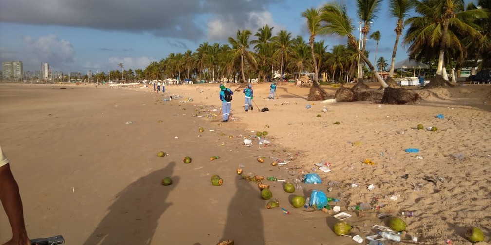 Faixa de areia com sujeira acumulada na manhÃ£ desta segunda-feira  â?? Foto: Vanderson Nascimento/TV Bahia