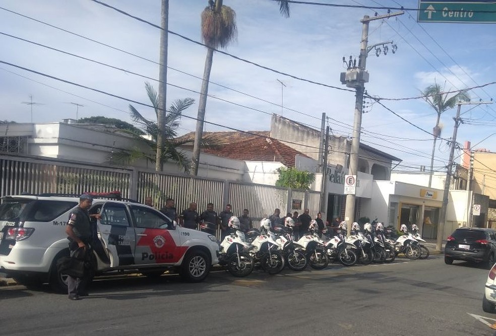 Presos em operação do Gaeco de combate ao tráfico e à lavagem de dinheiro foram levados para prédio do MP em Mogi das Cruzes (Foto: Mirielly Castro/TV Diário)