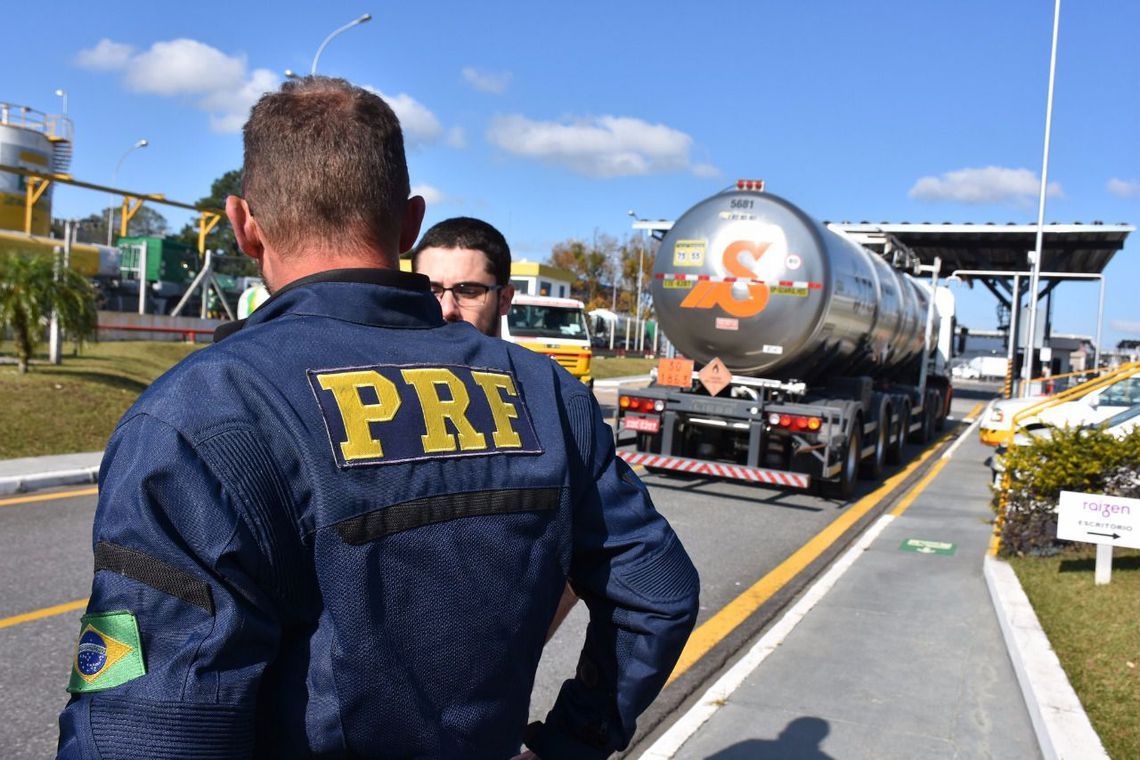 Equipes da PolÃcia Rodoviária Federal (PRF) escoltam uma carga de combustÃvel para aviação desde a Refinaria da Petrobras em Araucária (PR) até o Aeroporto Internacional Afonso Pena, em São José dos Pinhais (PR).