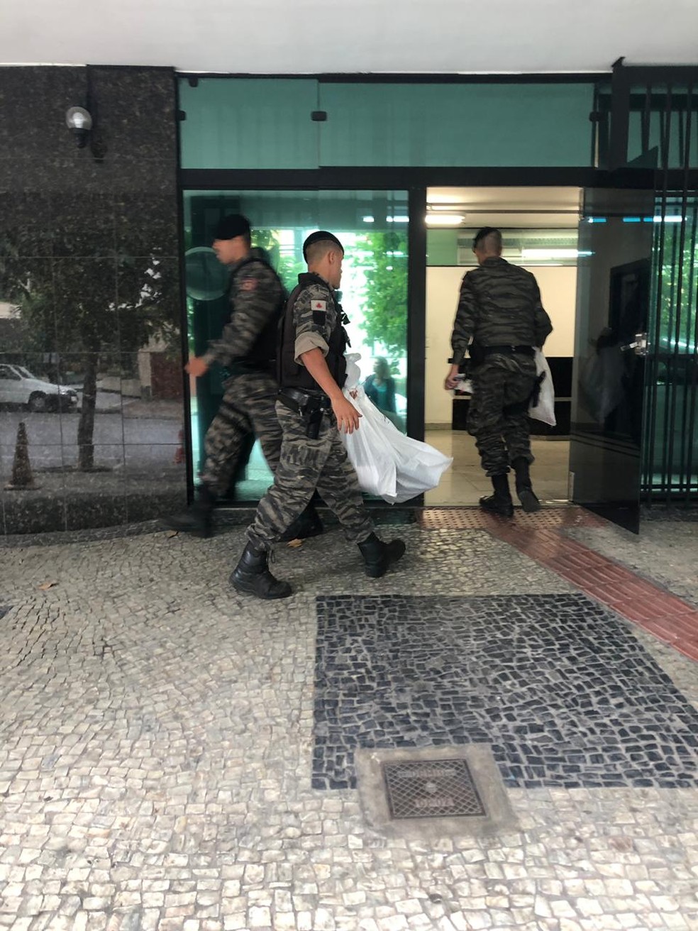 Policiais cumprem mandado na Região Centro-Sul de Belo Horizonte â?? Foto: Carlos Amaral/G1