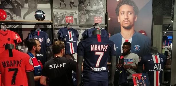 Resultado de imagem para Xingado pela torcida, Neymar já some de lojas do PSG e nem vai ao estádio.