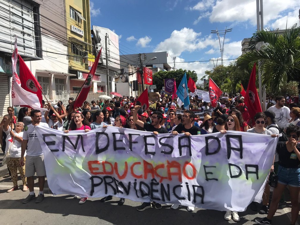 Protesto contra o bloqueio de verbas na educação e a reforma da Previdência em Caruaru â?? Foto: Anderson Melo/TV Asa Branca