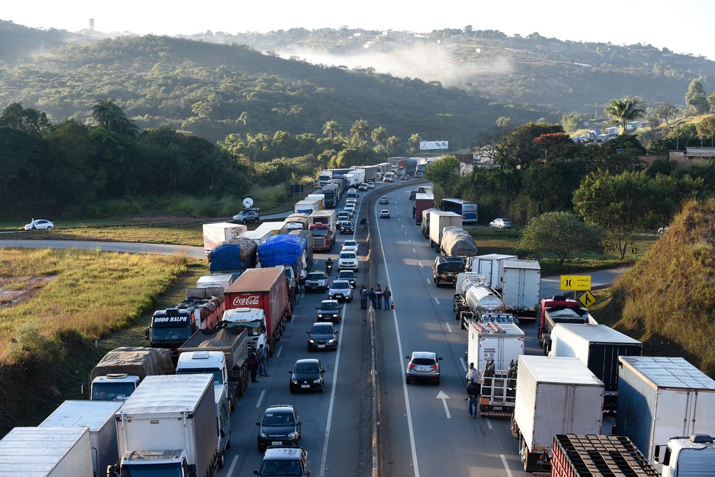 Caminhoneiros protestam na BR-262, em Juatuba, na Grande Belo Horizonte, nesta segunda (21) contra o preço do diesel (Foto: DOUGLAS MAGNO/O TEMPO/ESTAD�O CONTE�DO )