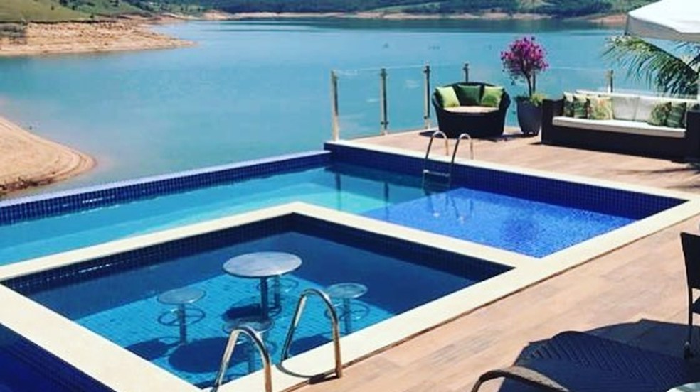 Casa funciona como resort e tem piscina com vista para o Lago de Furnas (Foto: Reprodução/Facebook)