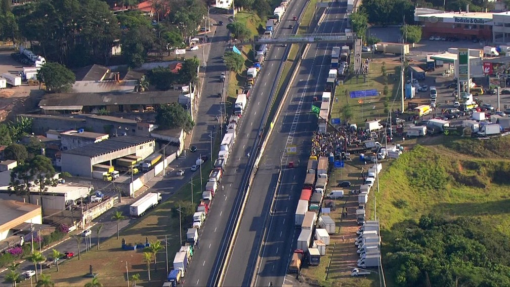 Acostamento da Regis Bittencourt ficou ocupado por caminhÃµes em greve (Foto: ReproduÃ§Ã£o/TV Globo)