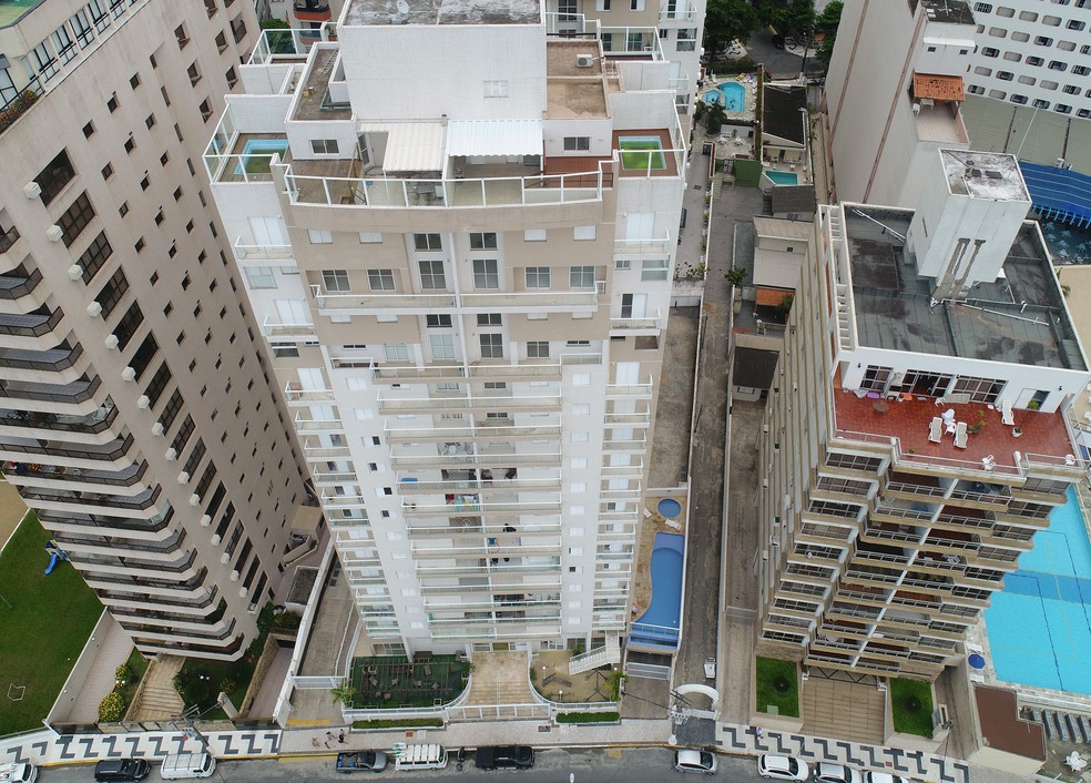 No Solaris, em Guarujá, piloto de helicóptero tem um apartamento no 4º andar (Foto: Andre Penner/AP)