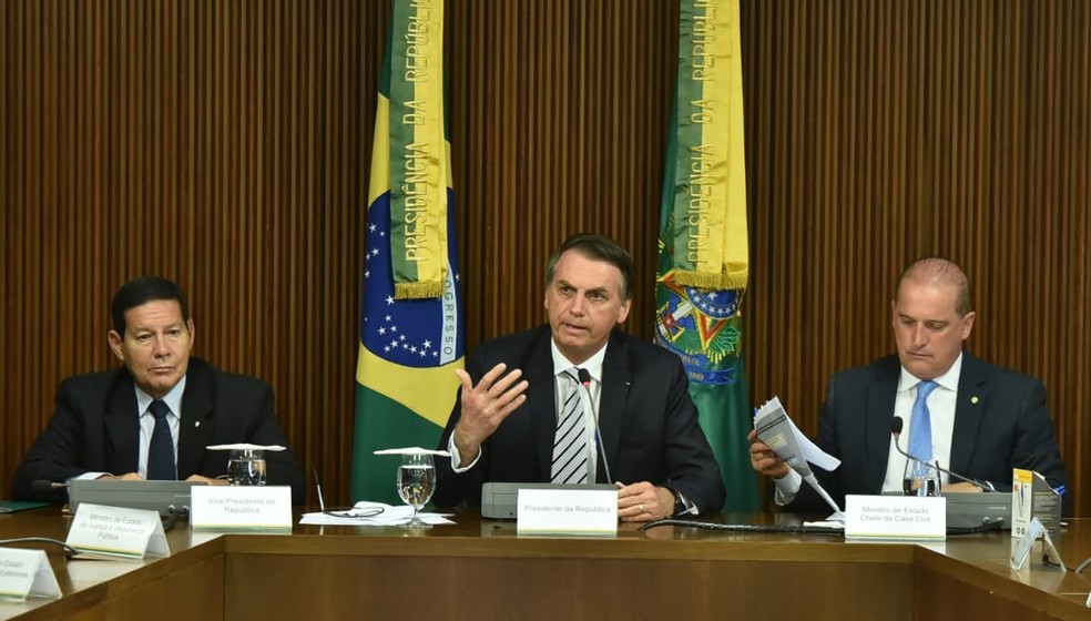 O presidente Jair Bolsonaro ao ministro Onyx Lorenzoni (Casa Civil) em reunião ministérial; Onyx corrigiu informação do presidente sobre aumento de IOF na primeira semana de governo â?? Foto: Rafael Carvalho/Presidência da República