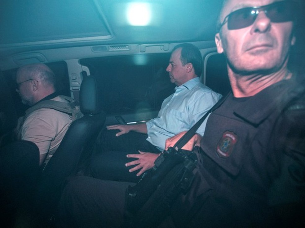 O ex-governador do Rio Sérgio Cabral é conduzido por agentes da Polícia Federal após ser preso em nova fase da Operação Lava Jato no Rio de Janeiro (Foto: Guito Moreto/Agência O Globo)