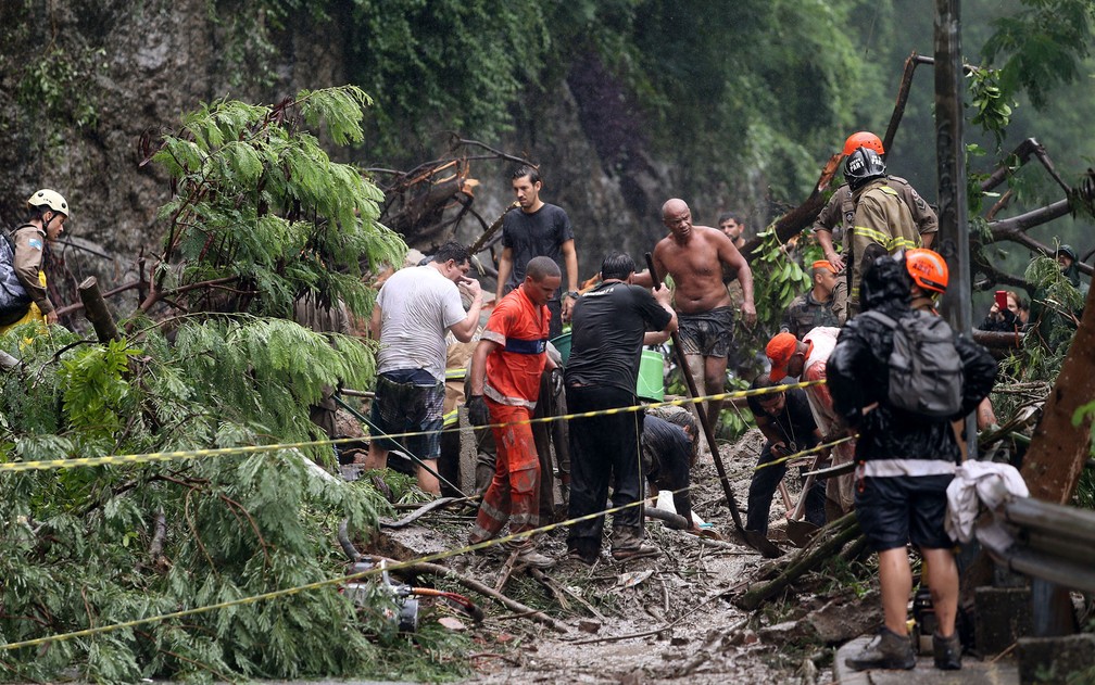 Bombeiros trabalham em local onde há um táxi soterrado em Botafogo, na Zona Sul do Rio â?? Foto: Wilton Junior/Estadão Conteúdo