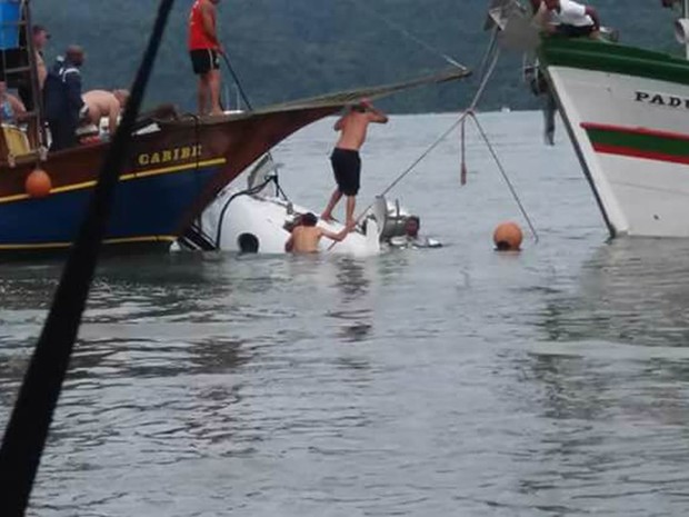 Trabalho de resgate da aeronave em Paraty, na Costa Verde (Foto: Sonia Barcelos/Arquivo pessoal)