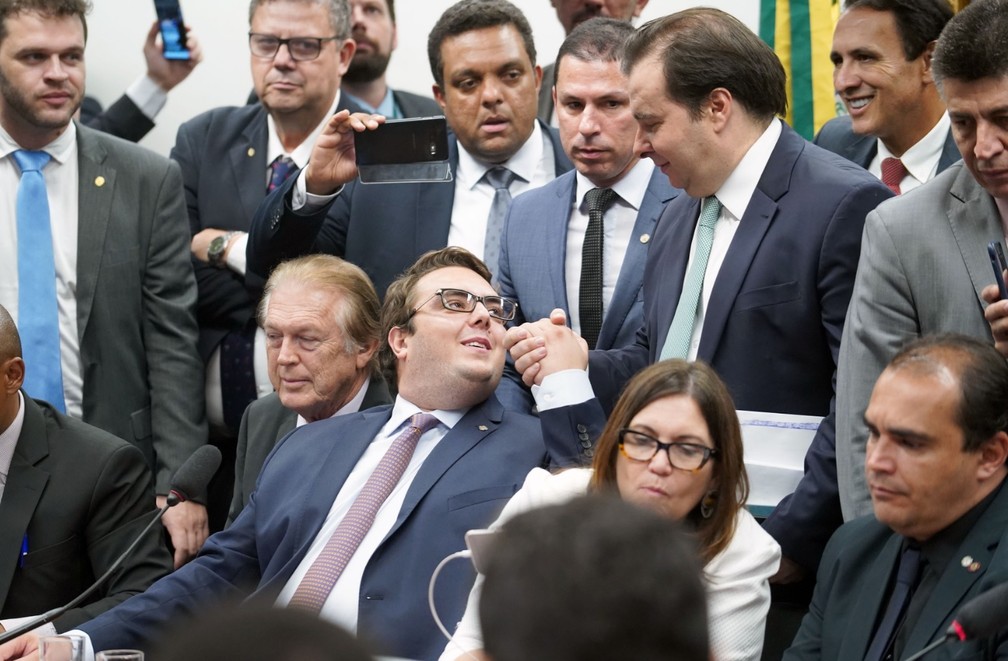 Rodrigo Maia cumprimenta o presidente da CCJ, deputado Felipe Francischini (PSL-PR), durante sessão que deu aval à tramitação da PEC da Previdência â?? Foto: Pablo Valadares/Câmara dos Deputados
