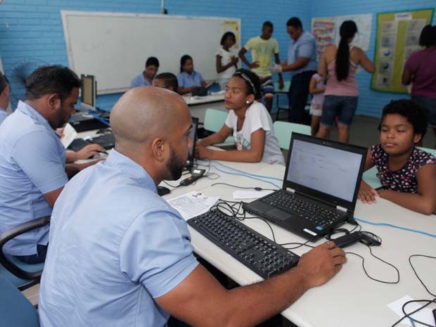 SAC Móvel atende no bairro de Santa Cruz, em Salvador (Foto: Alberto Coutinho/GOVBA)