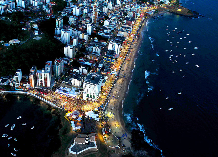 Resultado de imagem para fotos do carnaval de salvador no farol da barra