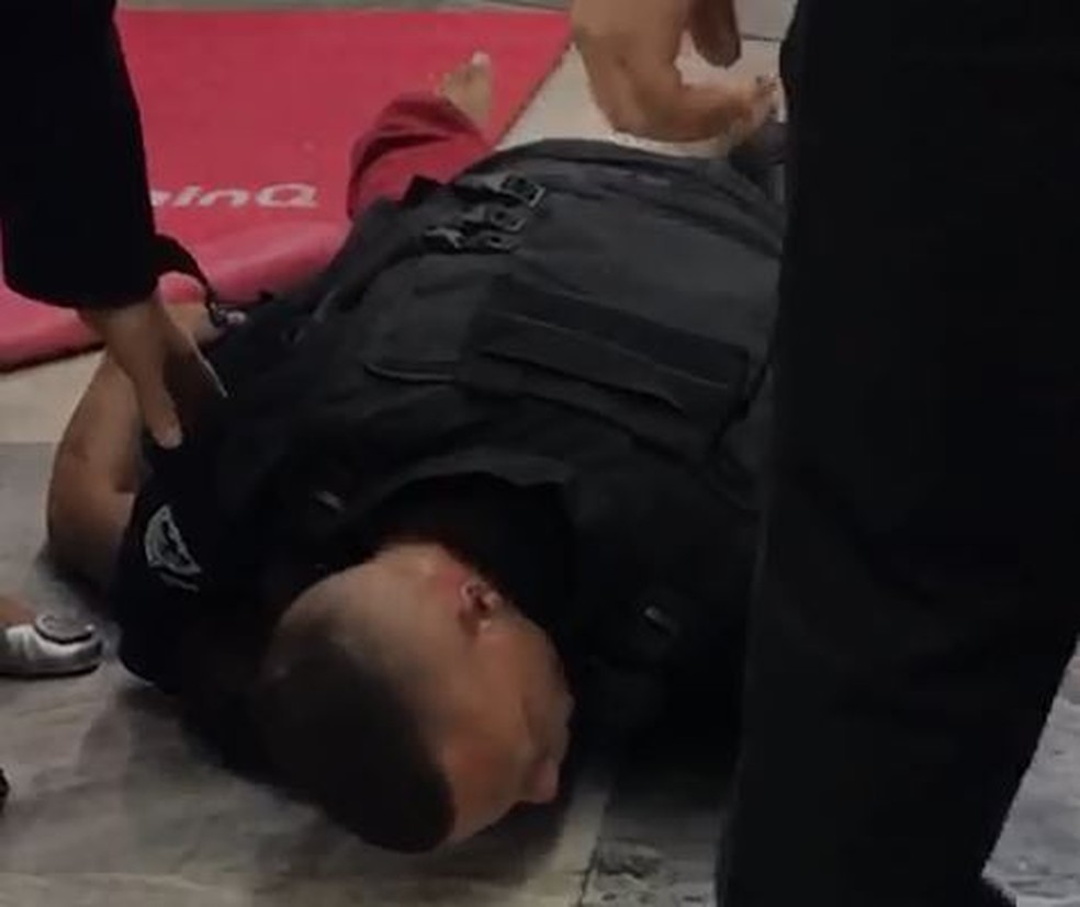 Segurança deita sobre Pedro Henrique em supermercado â?? Foto: Reprodução/Redes sociais