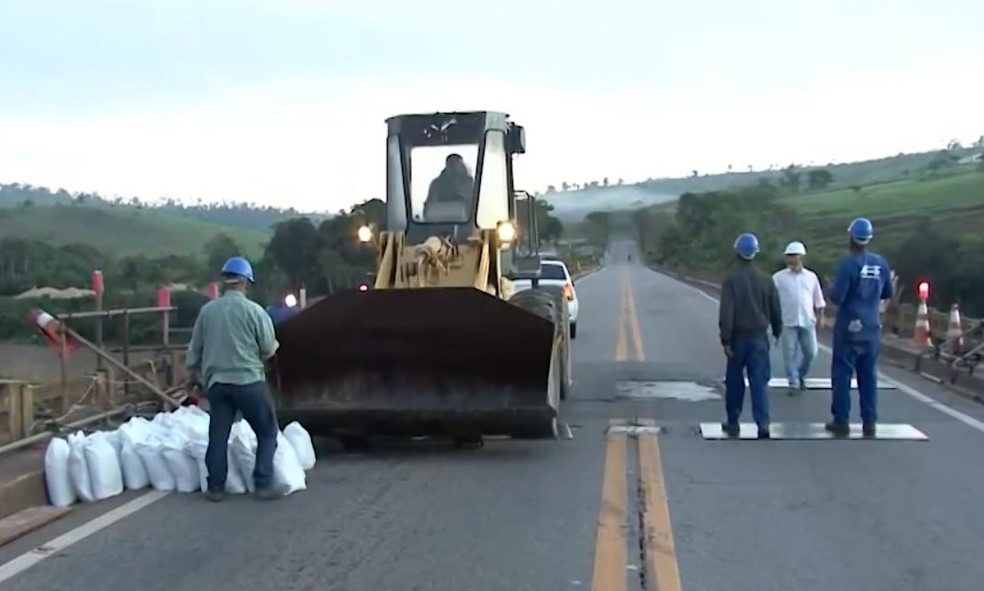 O bloqueio ocorre no KM-663, trecho de ponte sobre o Rio Jequitinhonha, em função de uma fissura de cerca de 40 cm, além de rachaduras que apareceram no local. â?? Foto: Reprodução / TV Bahia