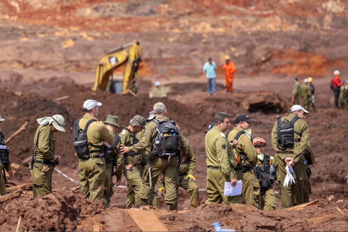 Militares israelenses durante buscas por vÃtimas em Brumadinho, onde uma barragem da mineradora Vale se rompeu.