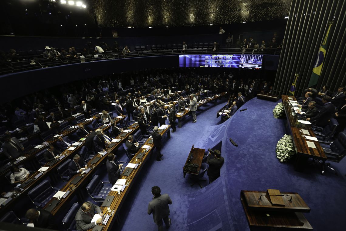 Resultado de imagem para Senadores se aposentam com até R$ 32 mil