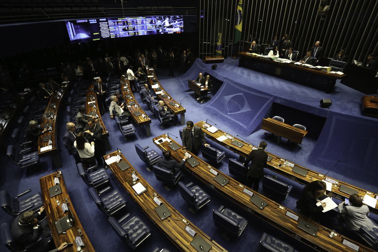 Resultado de imagem para Senadores aprovam com alterações projeto sobre partidos polÃticos