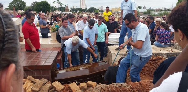 Sepultamento de Isamara Filier e seu filho, João Victor, em Campinas
