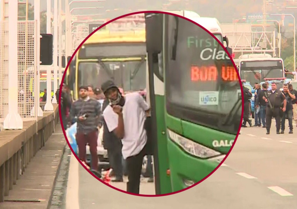 Sequestrador desceu do ônibus armado e mostrou o rosto â?? Foto: Reprodução/GloboNews