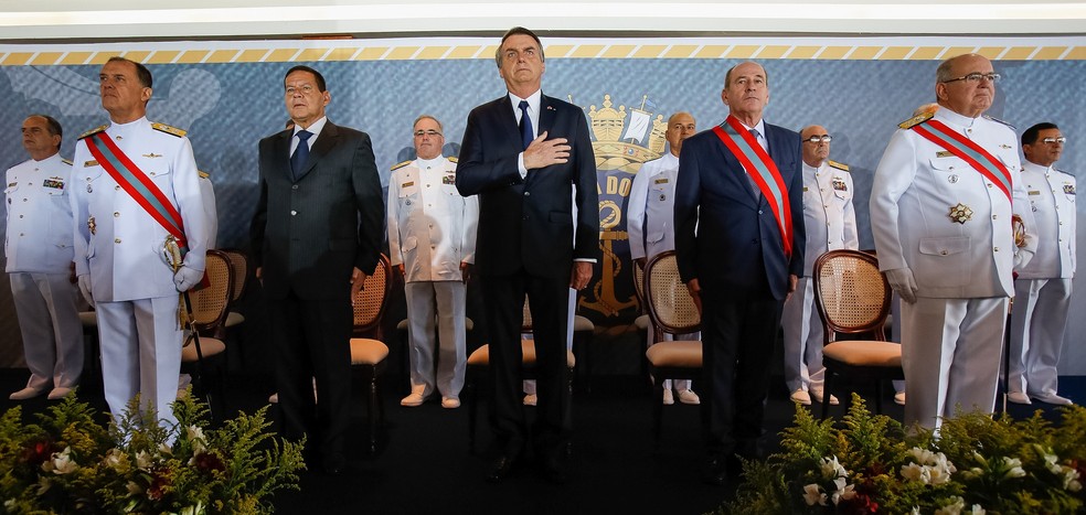 O presidente Jair Bolsonaro (ao centro), o ministro da Defesa, Fernando Azevedo e Silva (à dir.), e o vice-presidente, Hamilton Mourão (à esq.), ao lado dos almirantes da Marinha â?? Foto: Marcos Corrêa/Presidência da República
