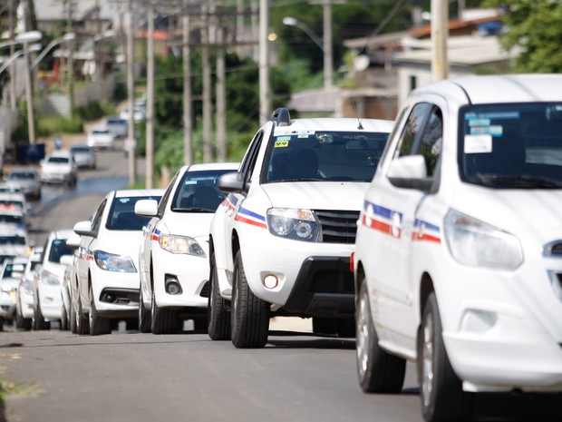 Taxistas fazem manifestação pelas ruas de Salvador, na Bahia, para pedir mais segurança. O ato acontece após o assassinato de Carlos André Castilho, de 36 anos, encontrado morto dentro de seu táxi  (Foto: Joá Souza/Agência O Dia/Estadão Conteúdo)