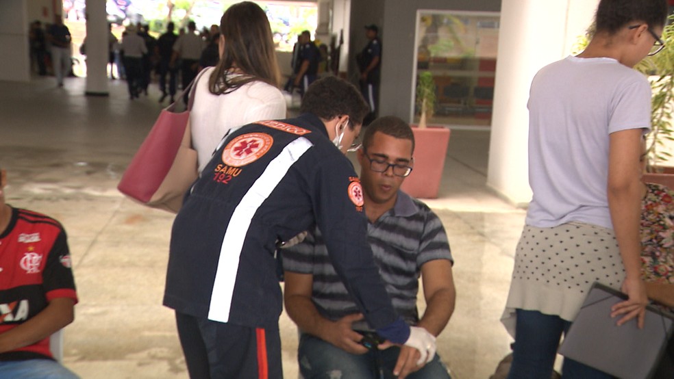 Equipes do Samu realizaram atendimento a estudantes ainda na Central de Aulas da UEPB â?? Foto: Reprodução/TV ParaÃba