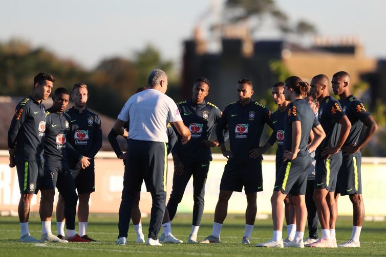 Tite conversa com os jogadores no Centro de Treinamento do Tottenham, em Londres
