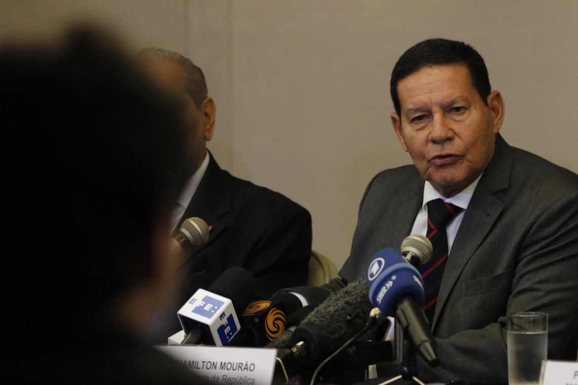 O vice-presidente da República, general Hamilton Mourão, fala durante coletiva de imprensa para correspondentes internacionais na Confederação Nacional do Comércio de Bens, Serviços e Turismo (CNC), no Rio de Janeiro.