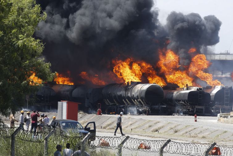 Incêndio atinge Refinaria de Manguinhos, na zona norte do Rio.