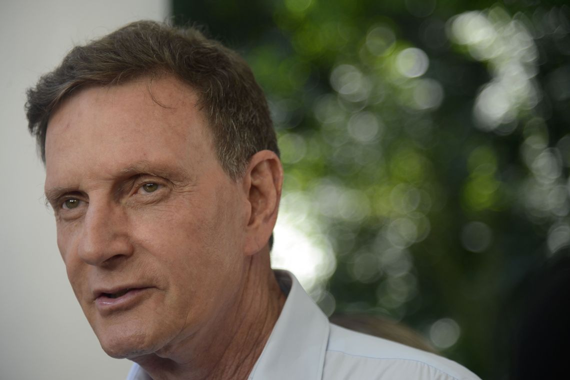 O prefeito do Rio de Janeiro, Marcelo Crivella, fala com a imprensa no Palácio da Cidade, em Botafogo, zona sul da cidade.