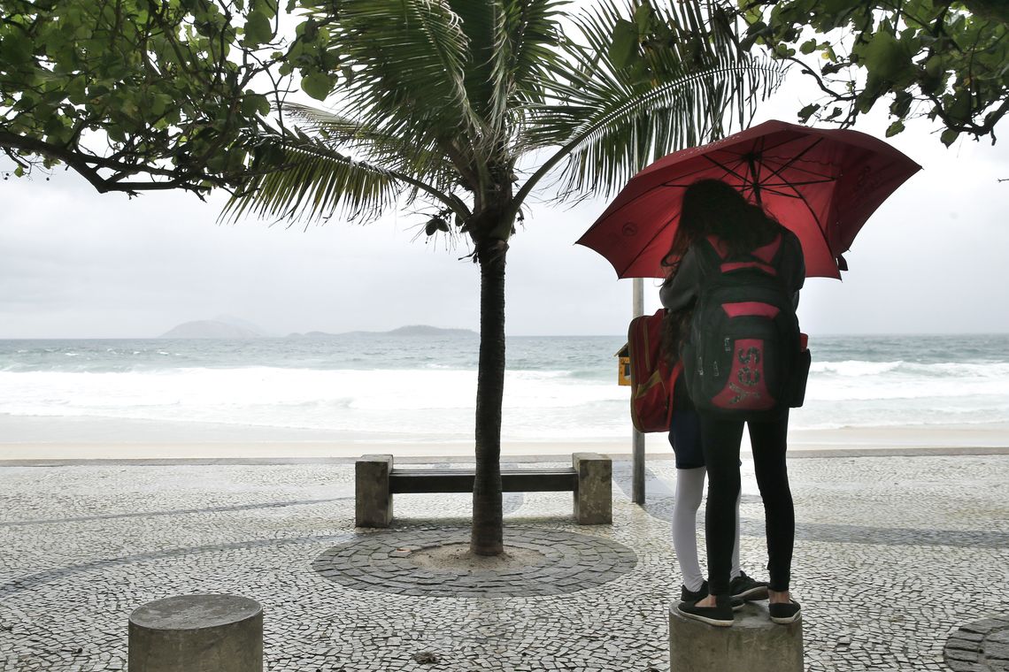 Frente fria chega ao Rio trazendo ressaca, chuva e baixas temperaturas.