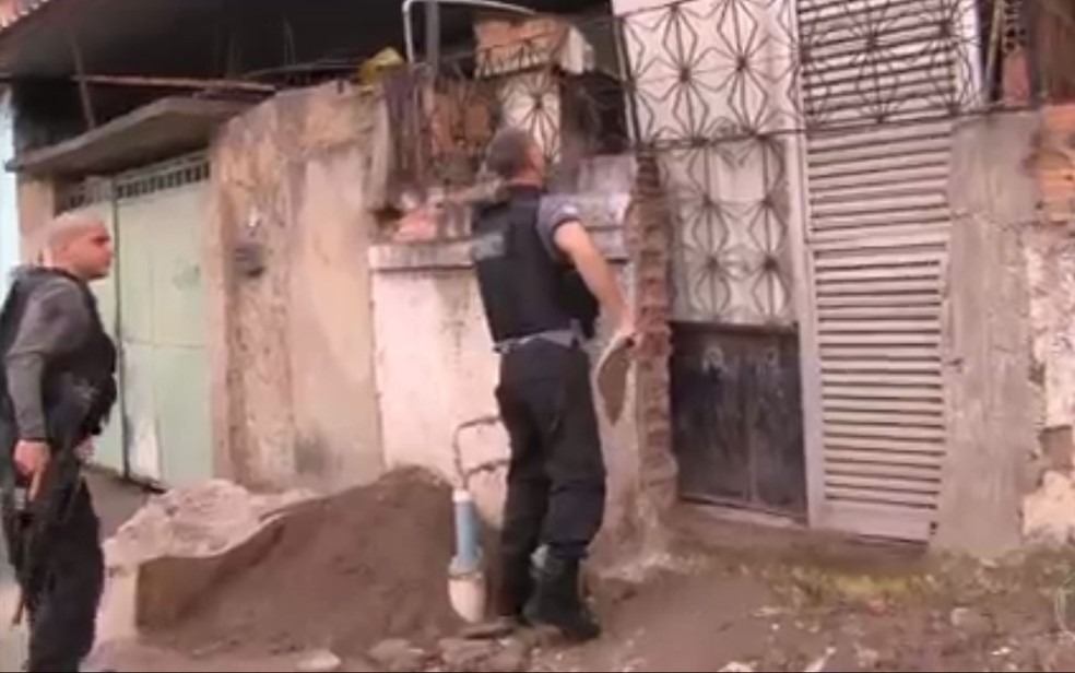 Polícia realiza operação para prender quadrilha de tráfico internacional de adolescentes (Foto: Reprodução / TV Globo)