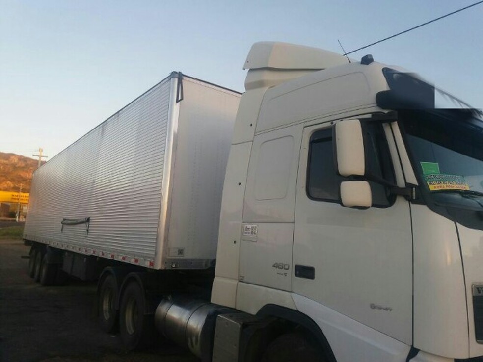 VeÃculo transportava mercadoria diversas e o destino era Natal, no Rio Grande do Norte (Foto: Divulgação/ PRF)