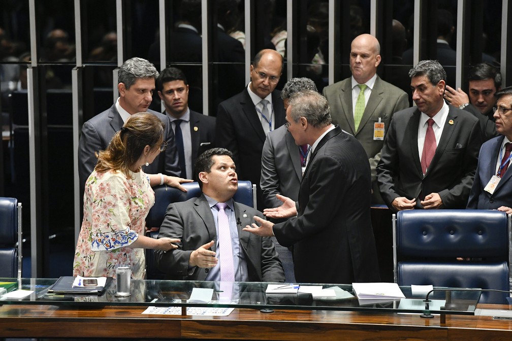 Davi Alcolumbre (sentado) é cercado por Renan Calheiros e Kátia Abreu durante sessão tumultuada no plenário do Senado â?? Foto: Edilson Rodrigues/Agência Senado