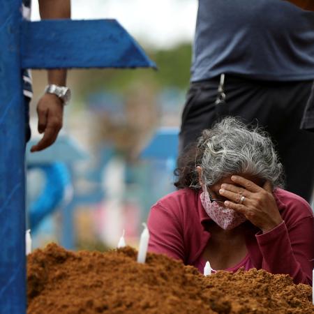 Mulher acompanha enterro coletivo em Manaus - Bruno Kelly/Reuters